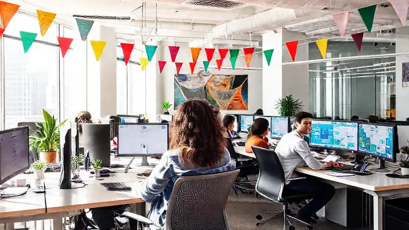 Emprendedores mexicanos trabajan en un espacio moderno