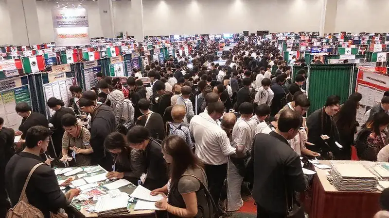 Feria educativa con asistentes diversos